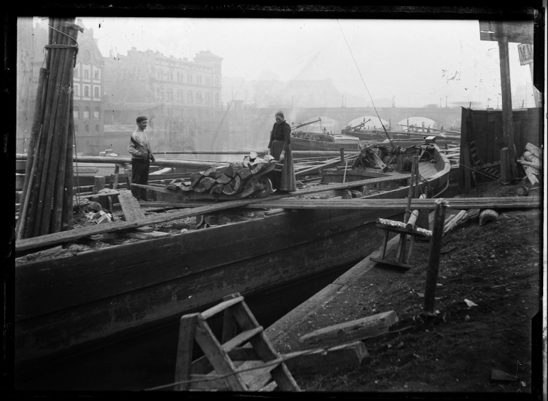 Schiff abladen Holz<