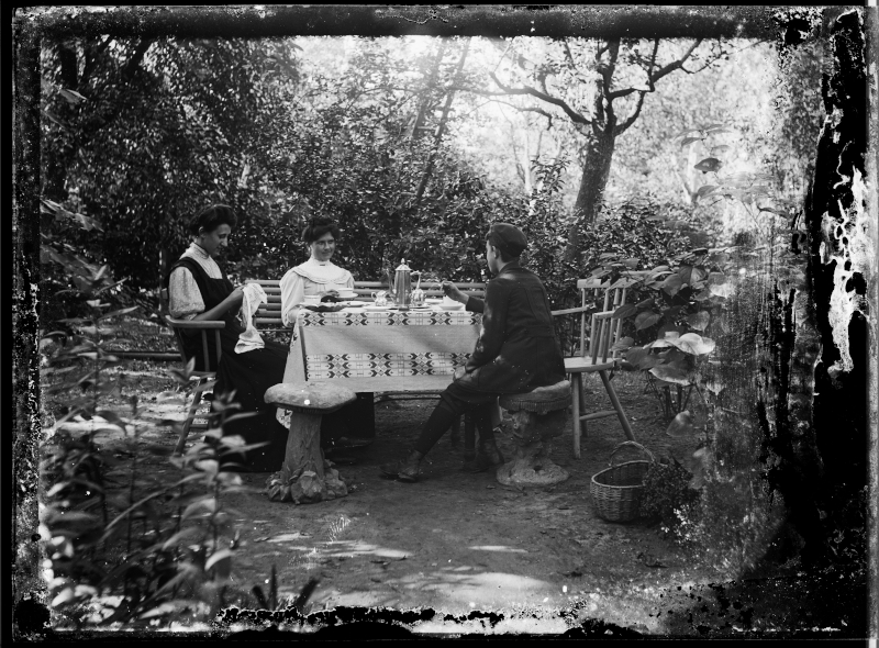 Kaffeetrinkrn im Garten
