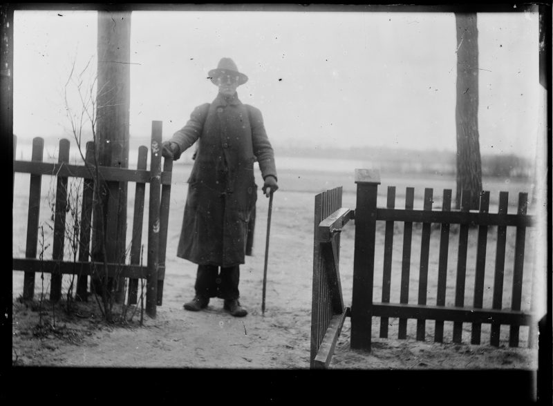 Blinder Mann am Zaun