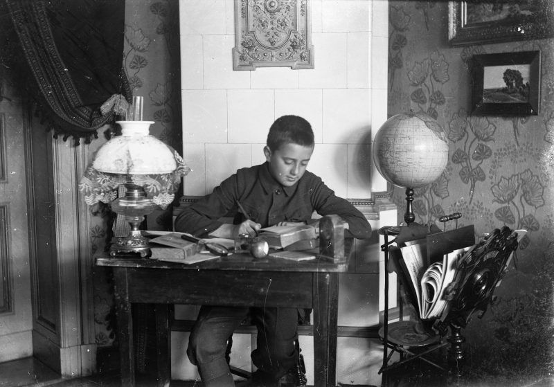 Junge im Zimmer mit Hausaufgaben