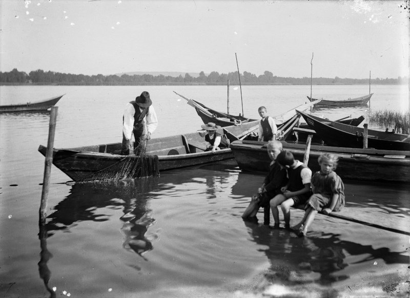 Kinder und Fischer bei der Arbeit