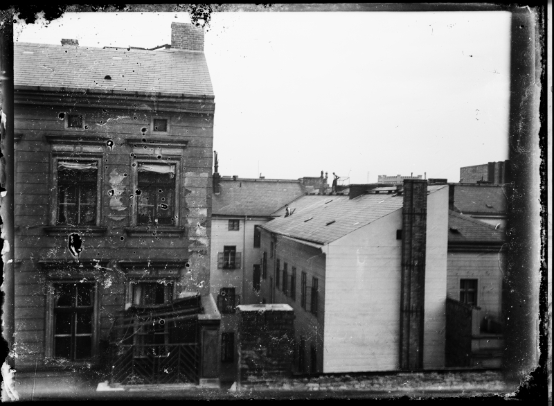 Männer auf einem Dach