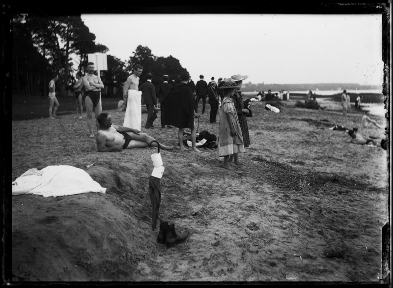 Freizeit - Schirm mit Manschetten am See