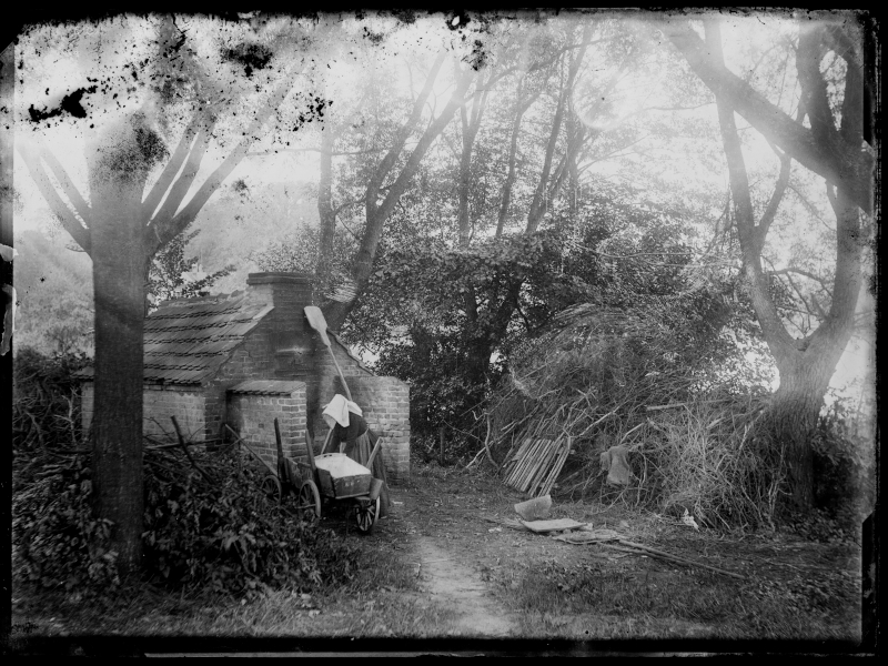 Alwine Rottstock am Ofen